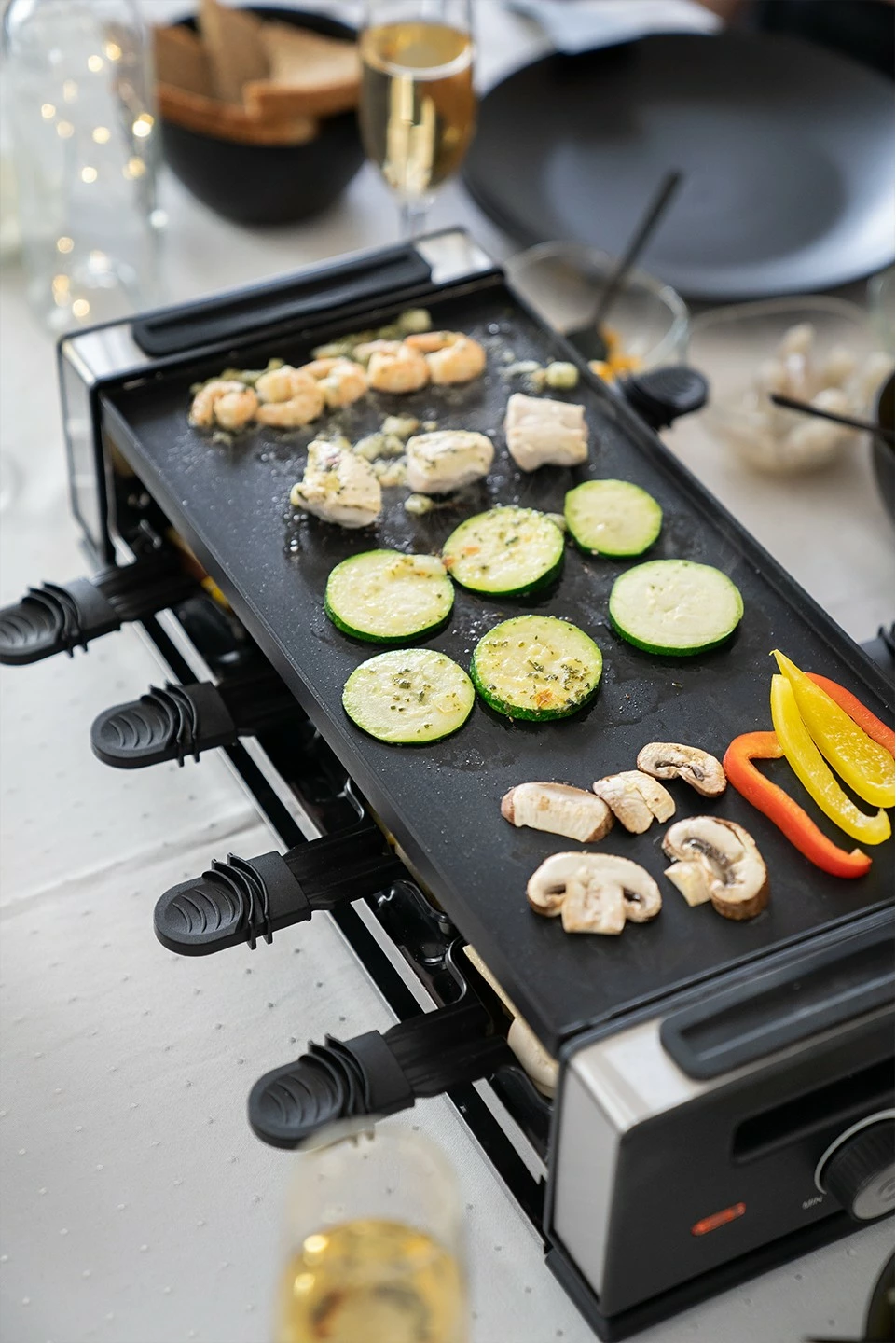Grill raclette za 8 oseb UNOLD 48730, plastika, nerjaveče jeklo, črn Grill raclette za 8 oseb UNOLD 48730, plastika, nerjaveče jeklo, črn