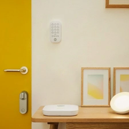 Brezžična tipkovnica Yale, bela