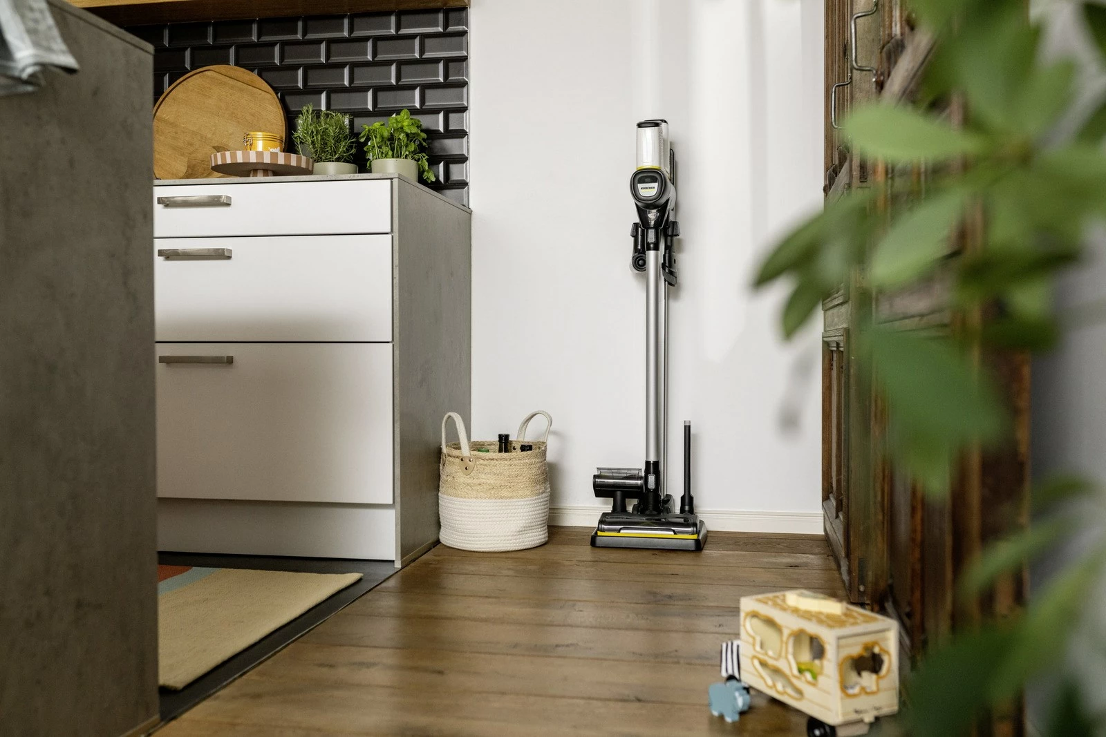 Stojalo za polnjenje ročnega sesalnika KARCHER 2.863-089.0, inox