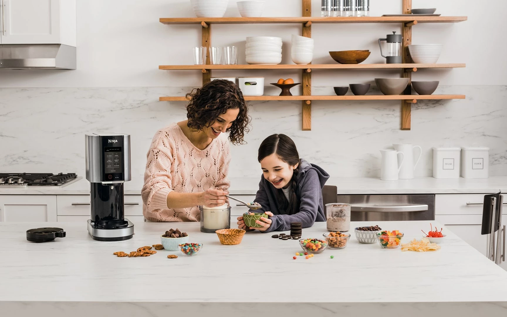 Aparat za sladoled Ninja NC300EU, 1,4 L, 800 W, črno in srebrno