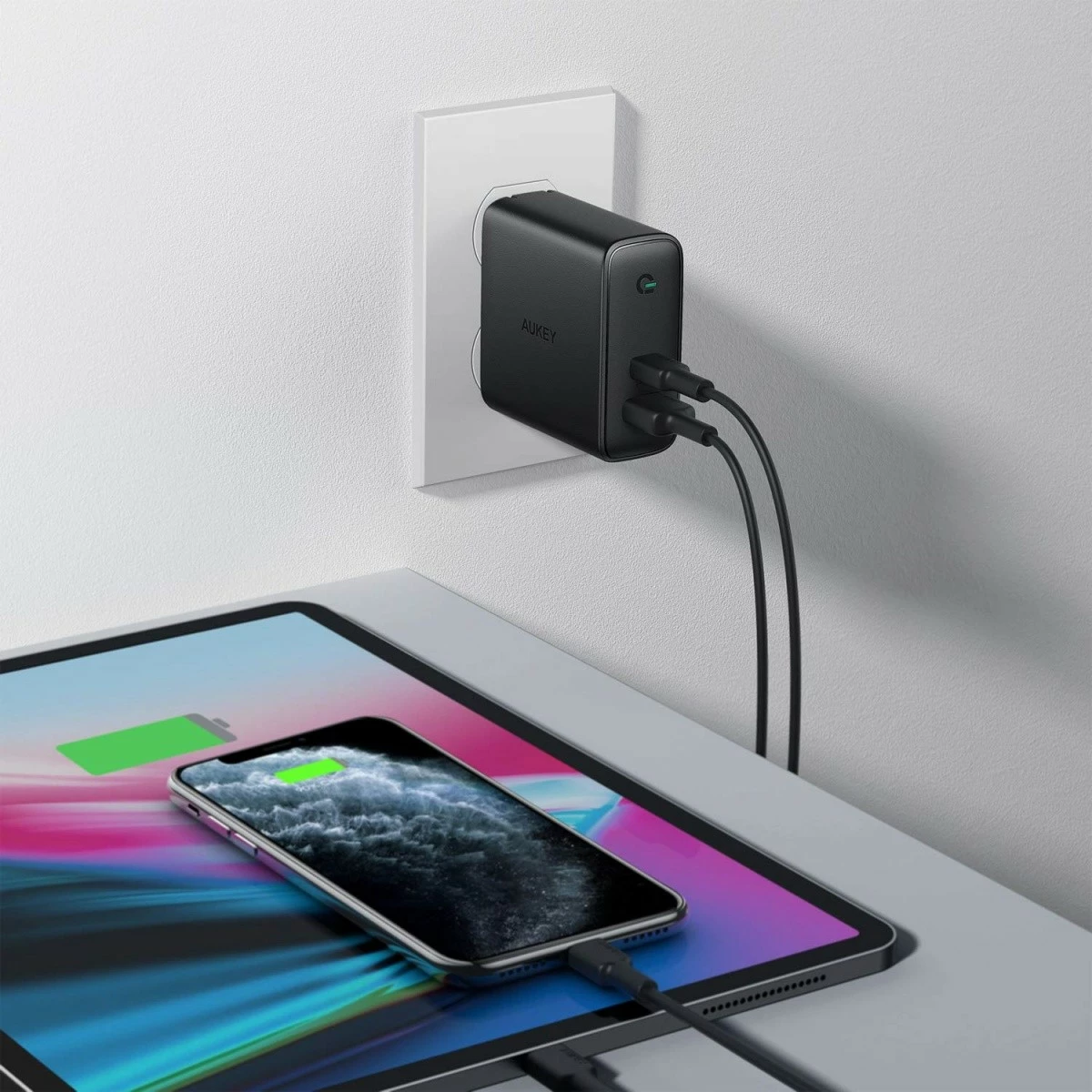 Stenski polnilec AUKEY PA-D3, 60 W, 2x USB (USB-C + USB 3.0), črn