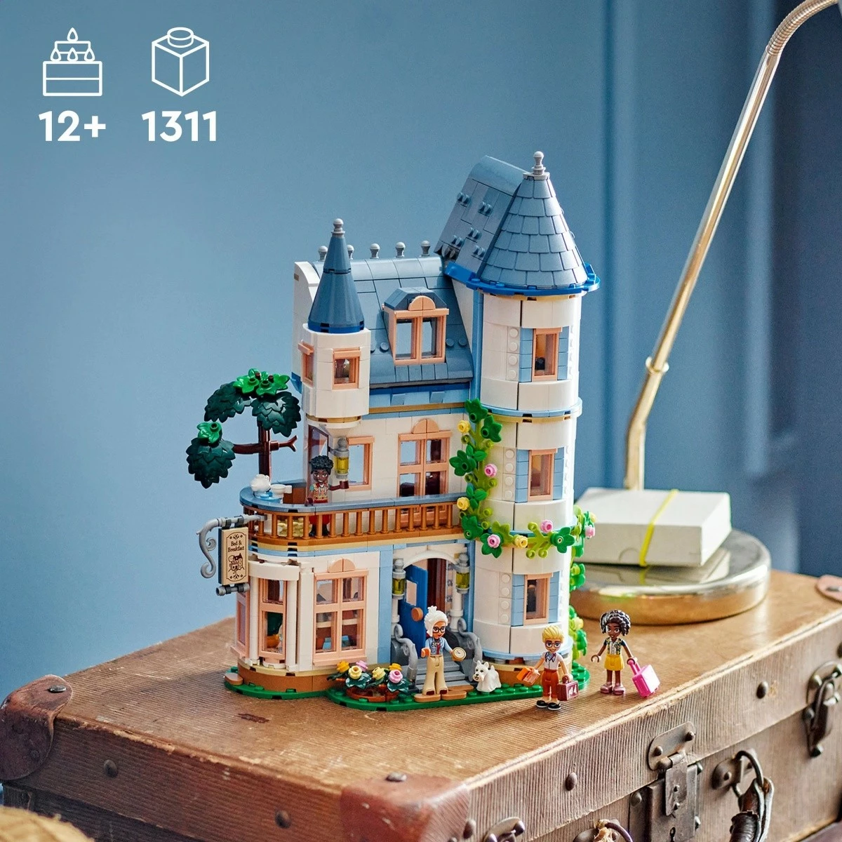 Gradna gostišča LEGO Friends Castle Inn 42638, 1311 kosov, za otroke 12+, s 4 mini-lutkami in psom, večbarvno