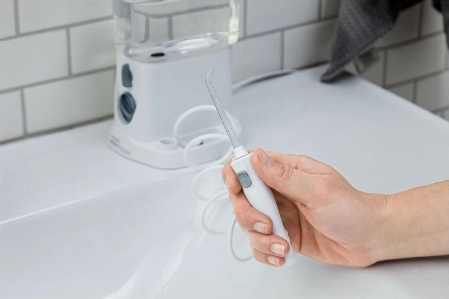 Irigator za zobe Waterpik WF-310, 3 stopnje intenzivnosti, 2 šobici, USB Type-C, bel