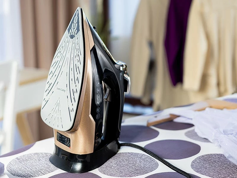 Parni likalnik 3000 W s keramično ploščo, črno-zlato Lafe VaporMax