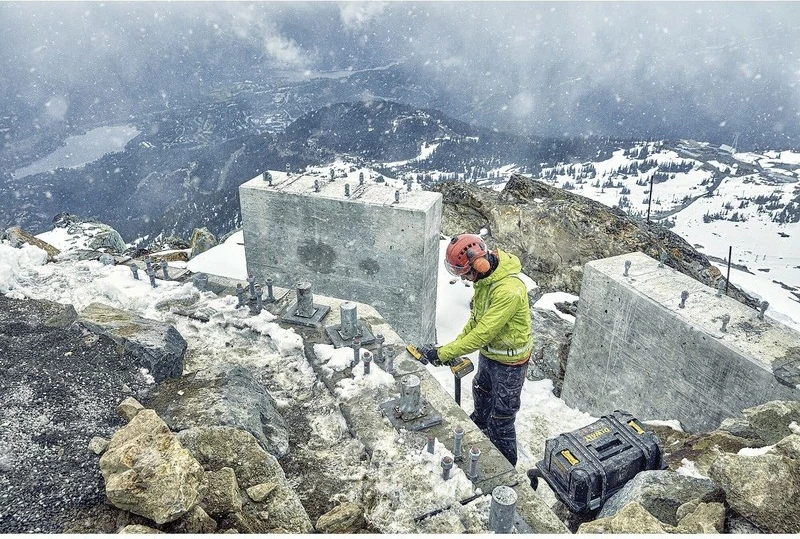 Trakasti brusilnik DeWALT DCG418NT-XJ, 9000 RPM, na baterijo, črn/rumen