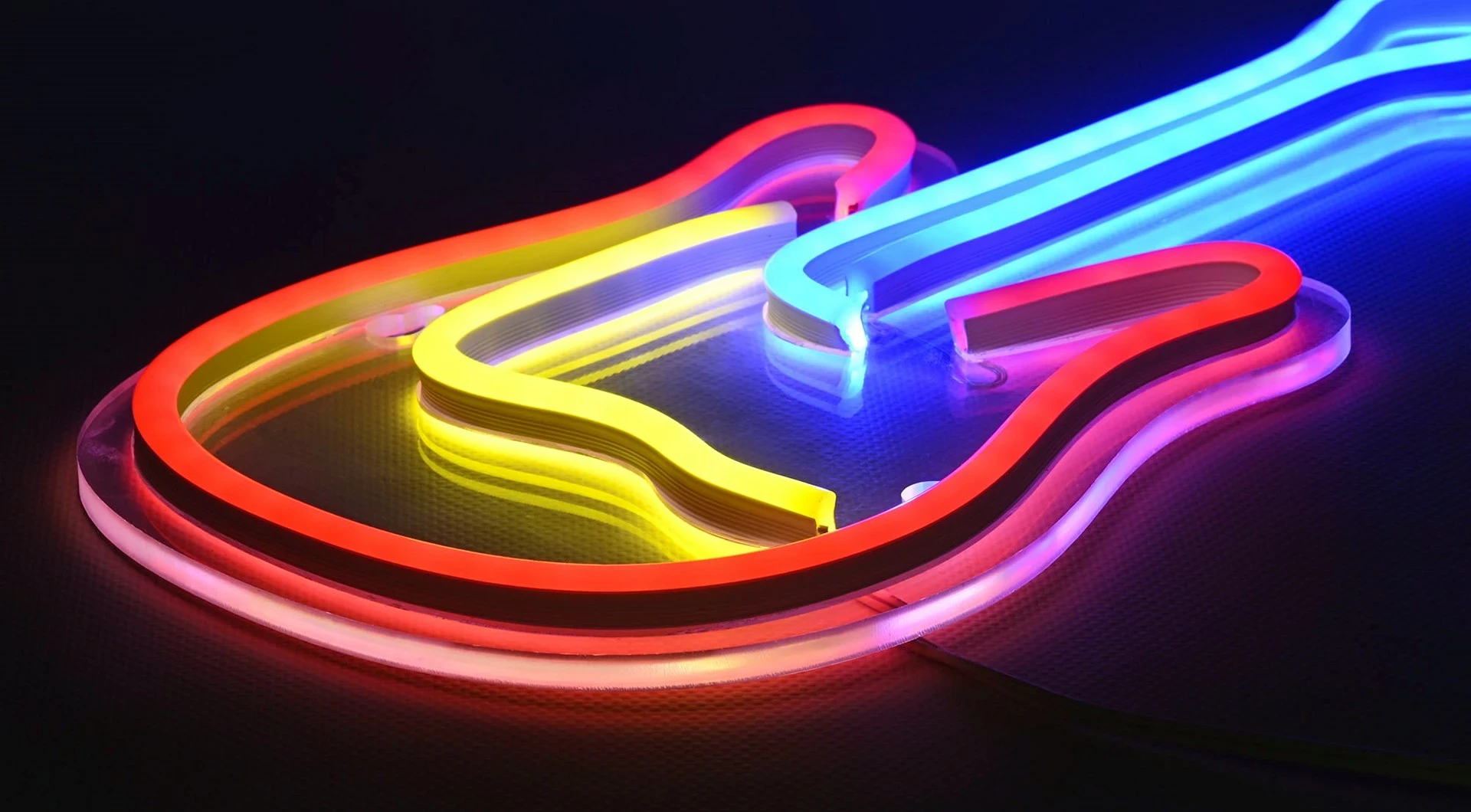 LED dekoracija v obliki kitare, Actis Neon Guitar, večbarvna