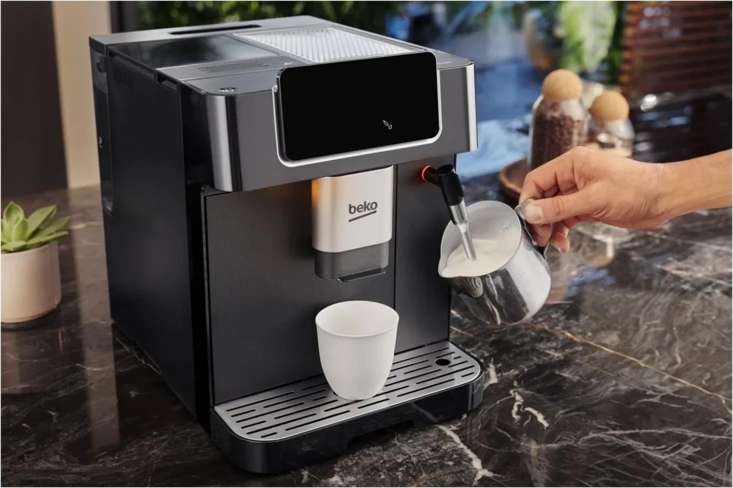 Avtomatski kavni aparat Beko CaffeExperto CEG7302B, črn
