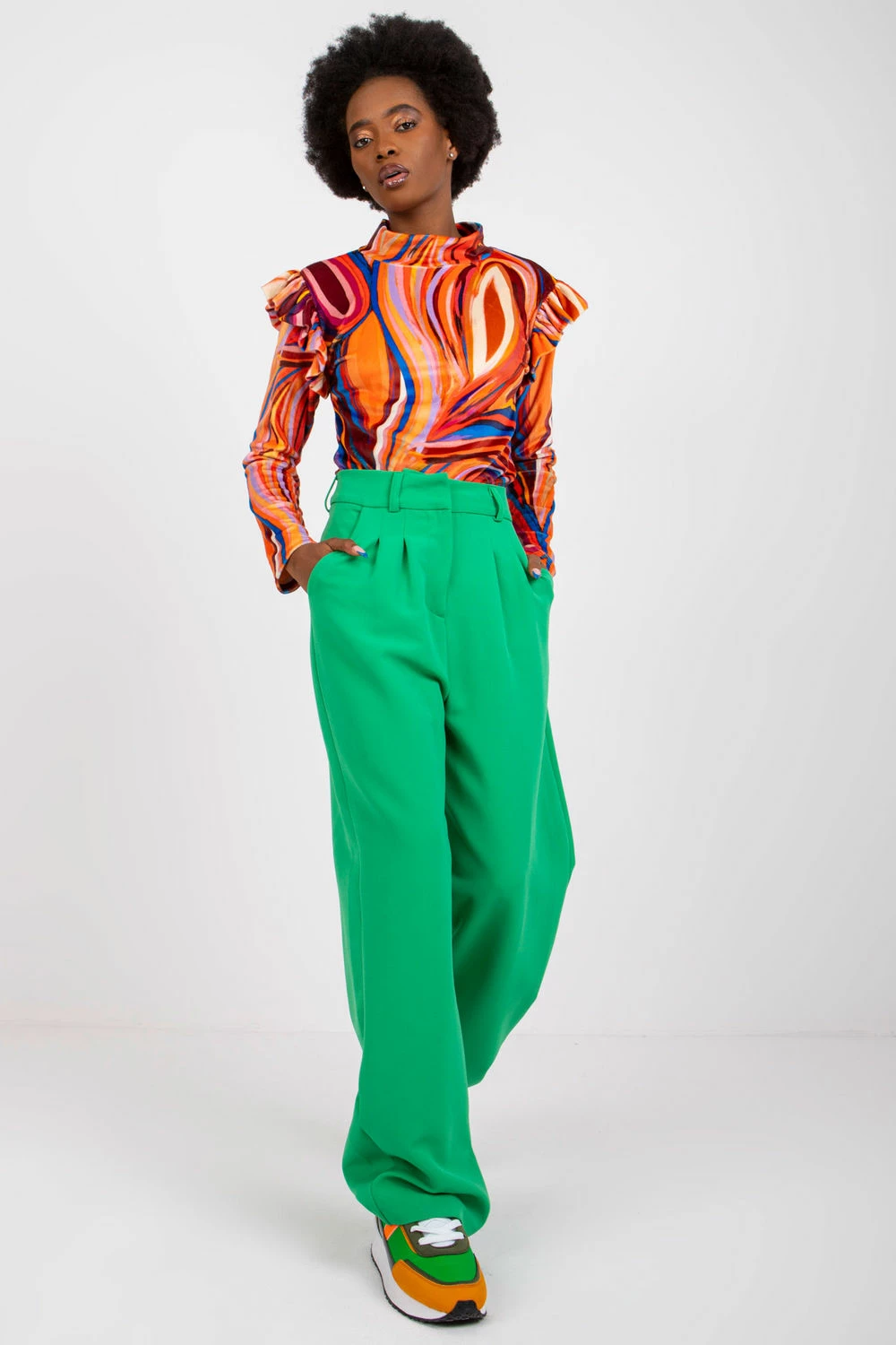 Bluza iz žameta z visokim ovratnikom in volanom Italy Moda 162593, oranžna