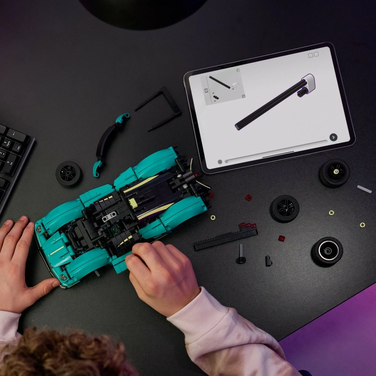 Set gradnje športnega avtomobila Aston Martin Valkyrie, LEGO Technic 42208, 707 kosov, turkizne barve