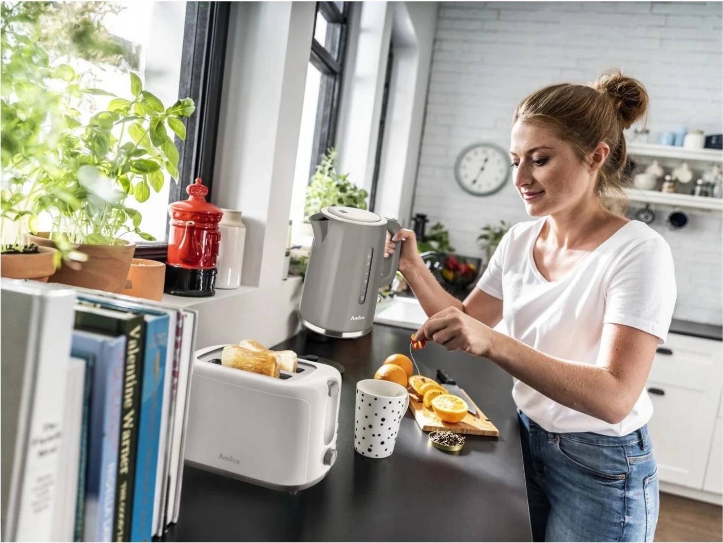 Električni kuhalnik vode Amica KF1013, siv