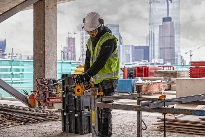 Trakasti brusilnik DeWALT DCG418NT-XJ, 9000 RPM, na baterijo, črn/rumen