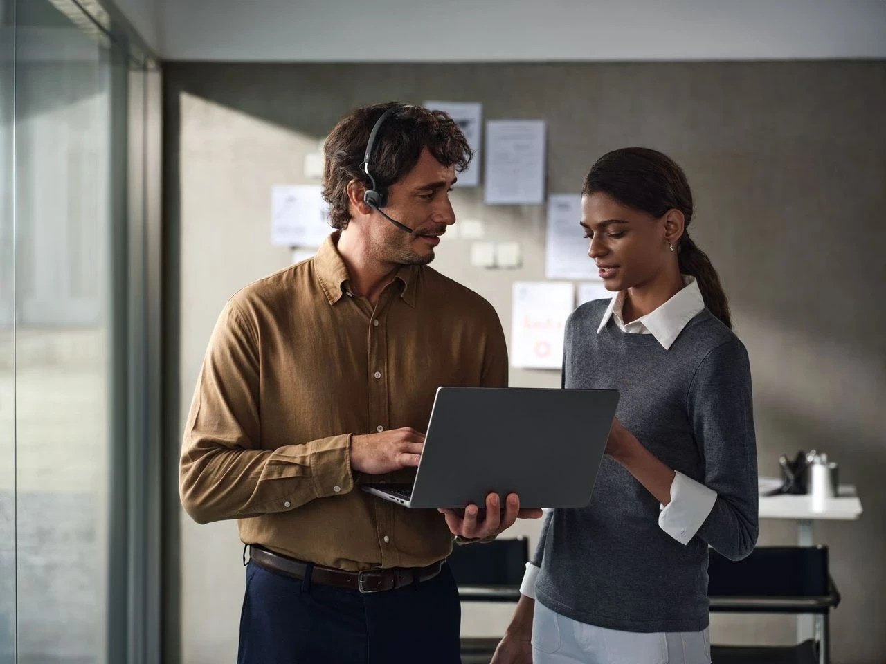 Brezžične kosti usmerjene slušalke OpenMeet UC, SHOKZ, črne