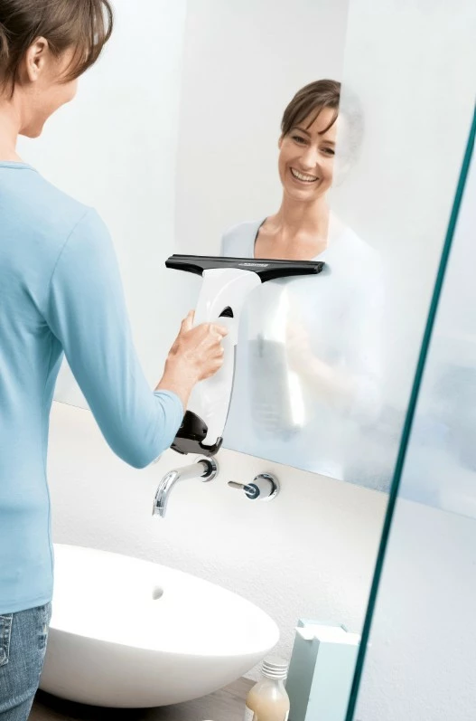 Čistilec oken z vakuumom Karcher WV 71 Plus Home Line (1.633-142.0), baterija 20 min, rezervoar 100 ml, čas polnjenja 120 min, siva/črna/bela, komplet s pršilcem + mikrovlakneno blazinico