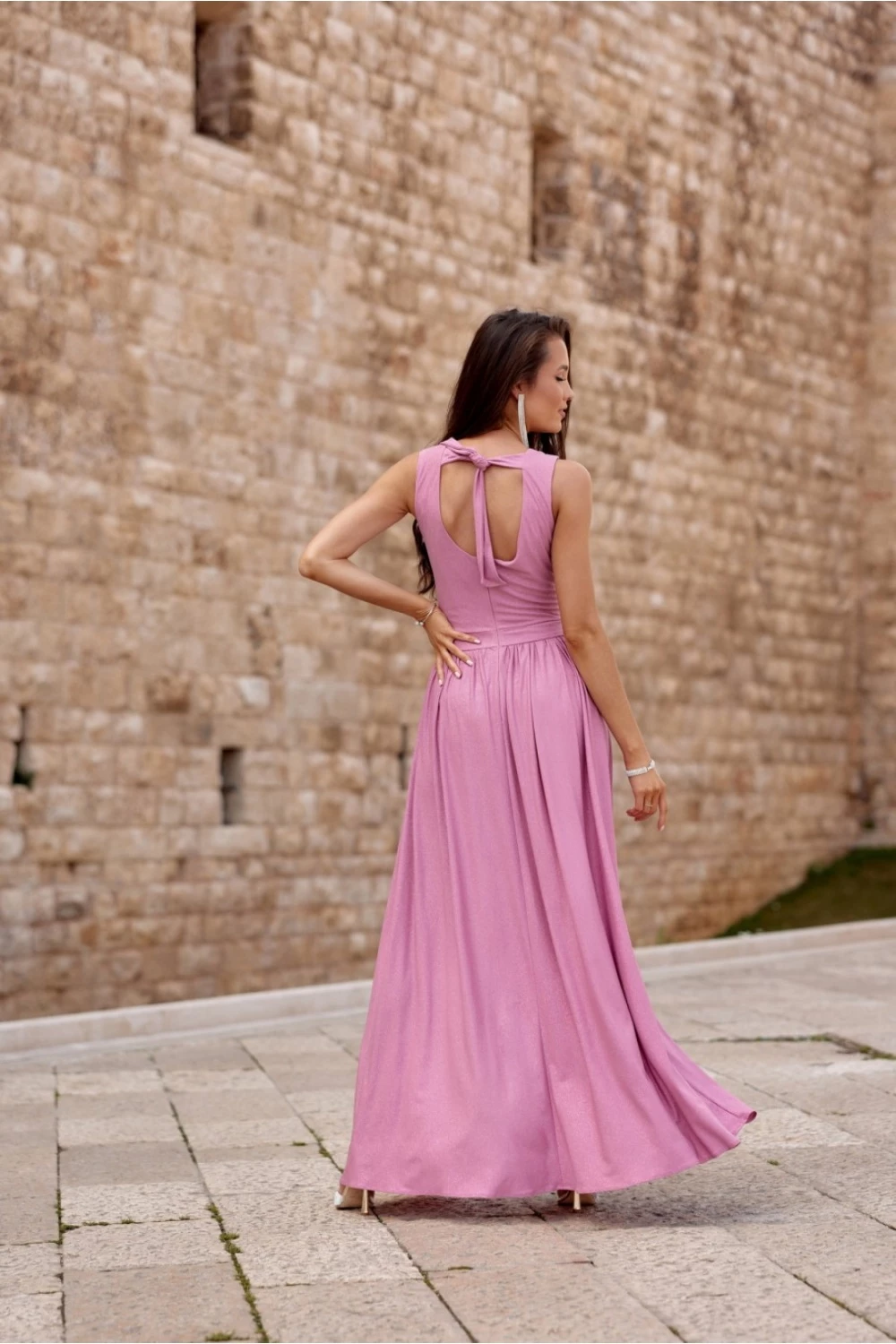 Dolga brokatska obleka z zavezovanjem na hrbtu Roco Fashion 183766, roza