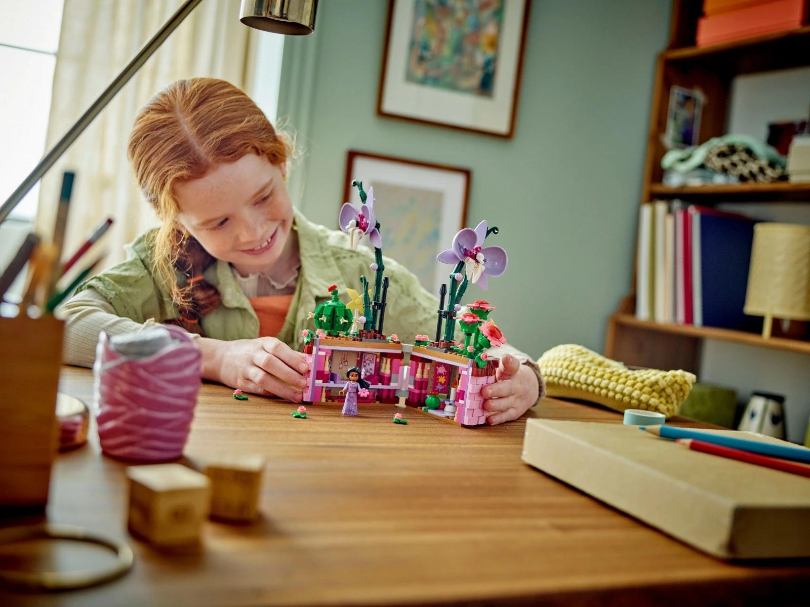 Gradbeni set Encanto Isabeli Flowerpot, LEGO 43237, 641 kosov, za otroke, plastika