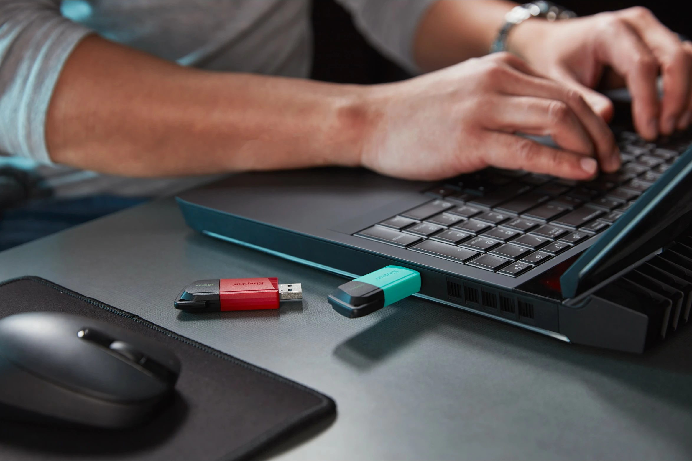 USB-pomnilnik 128 GB, Kingston DataTraveler Exodia M, USB 3.2, črn + rdeč