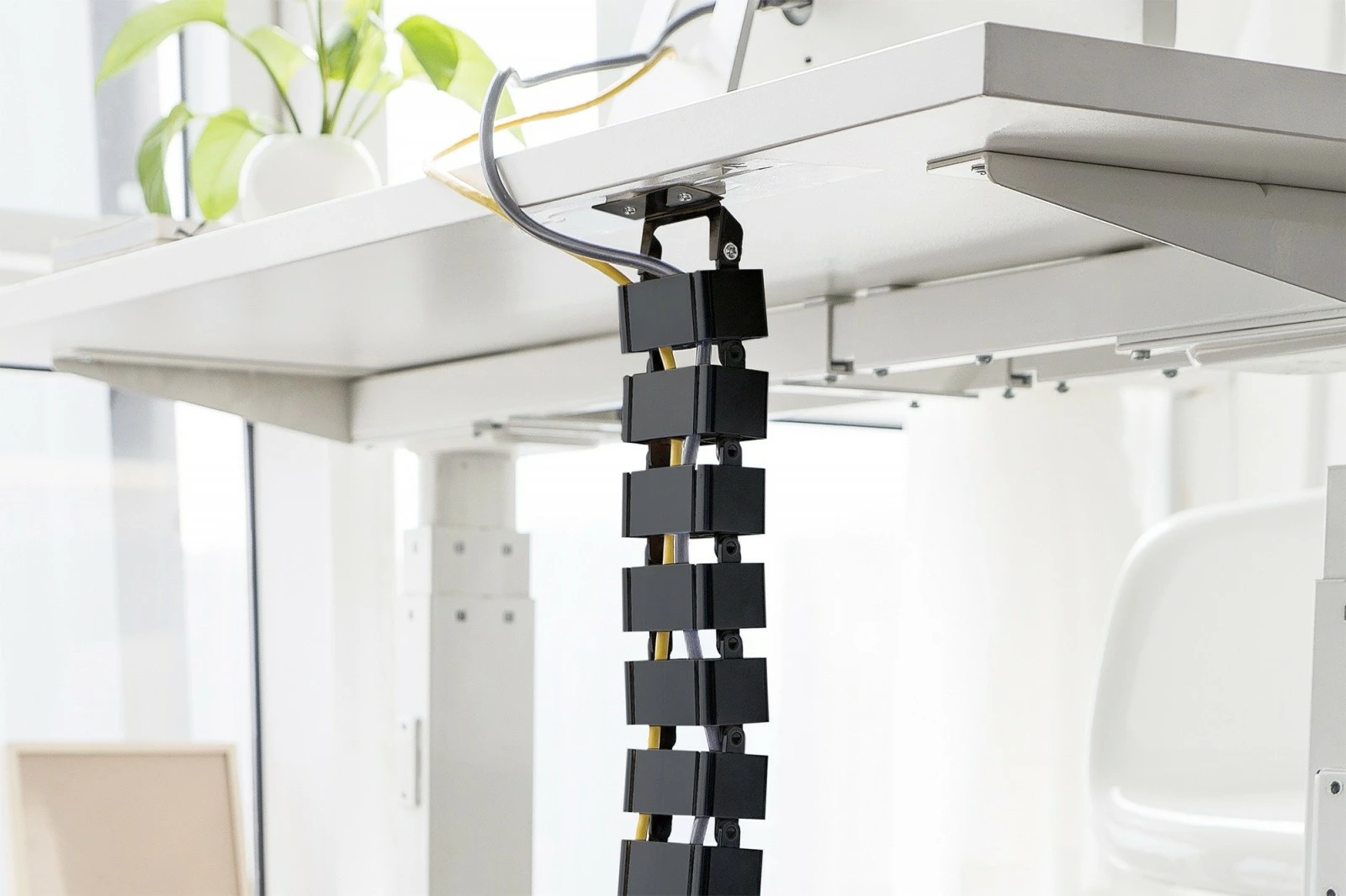 Organizator kablov Digitus DA-90505, 1,3 m, črn