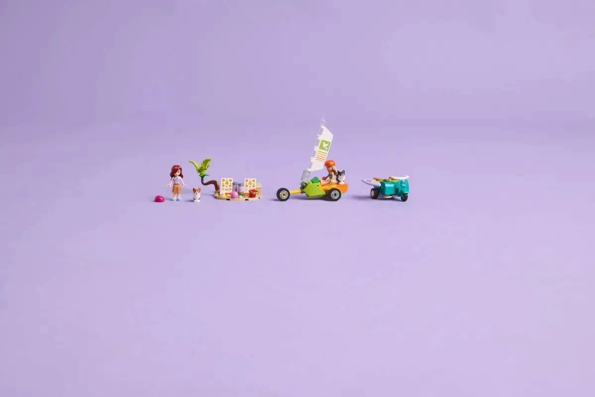 Set s psi na surfu in skuterjem, LEGO Friends 42641