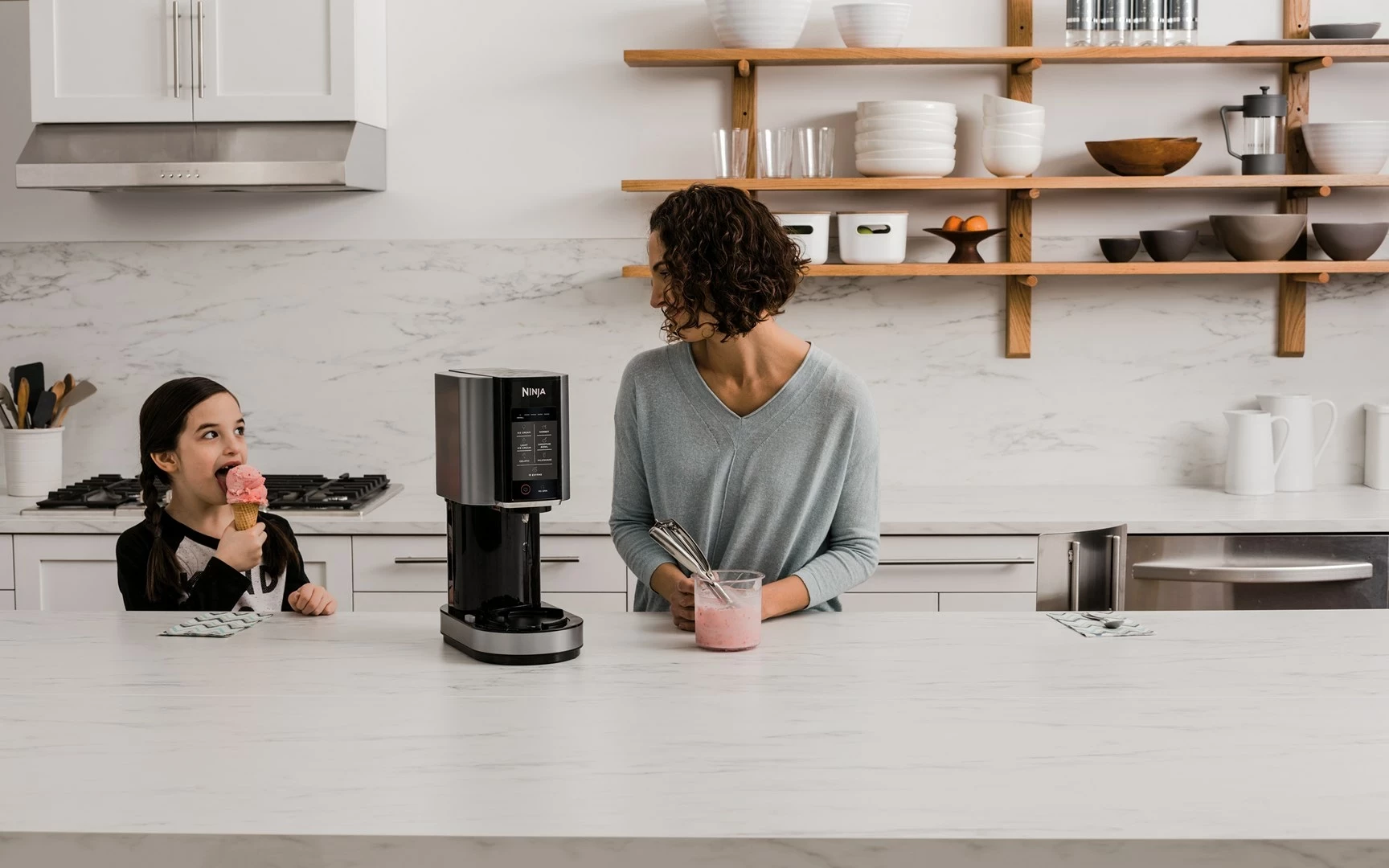 Aparat za sladoled Ninja NC300EU, 1,4 L, 800 W, črno in srebrno