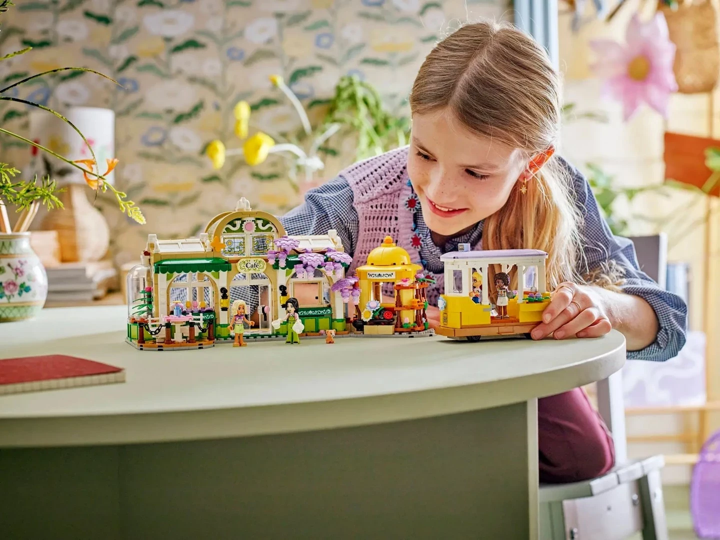 Set za gradnjo Plant Café & Flower Shop LEGO Friends 42671, 1138 kosov, za otroke 9+ let