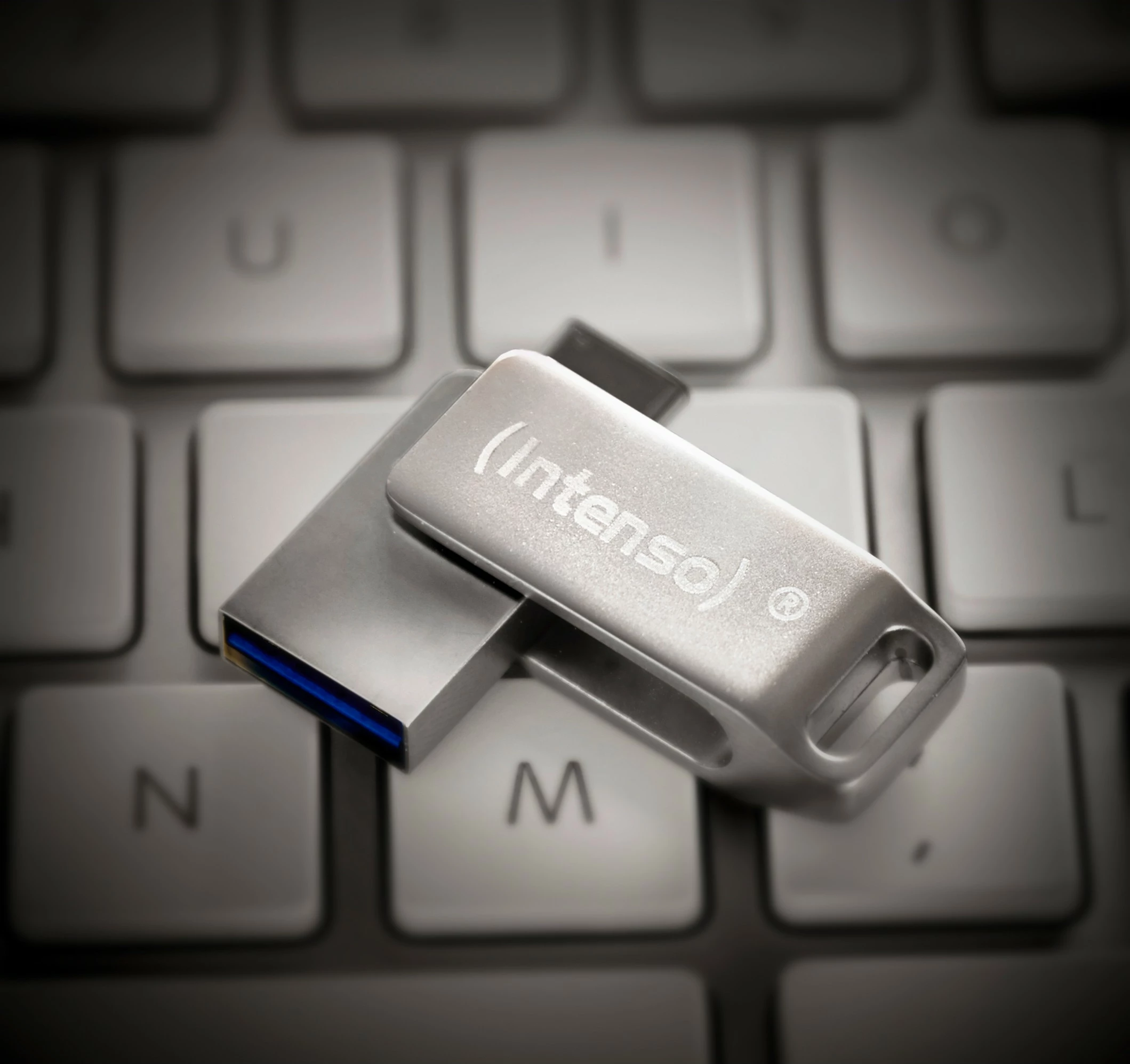 USB ključek 128 GB, USB Type-A/Type-C, 3.2 Gen 1, Intenso cMobile Line, srebrn USB ključek 128 GB, USB Type-A/Type-C, 3.2 Gen 1, Intenso cMobile Line, srebrn