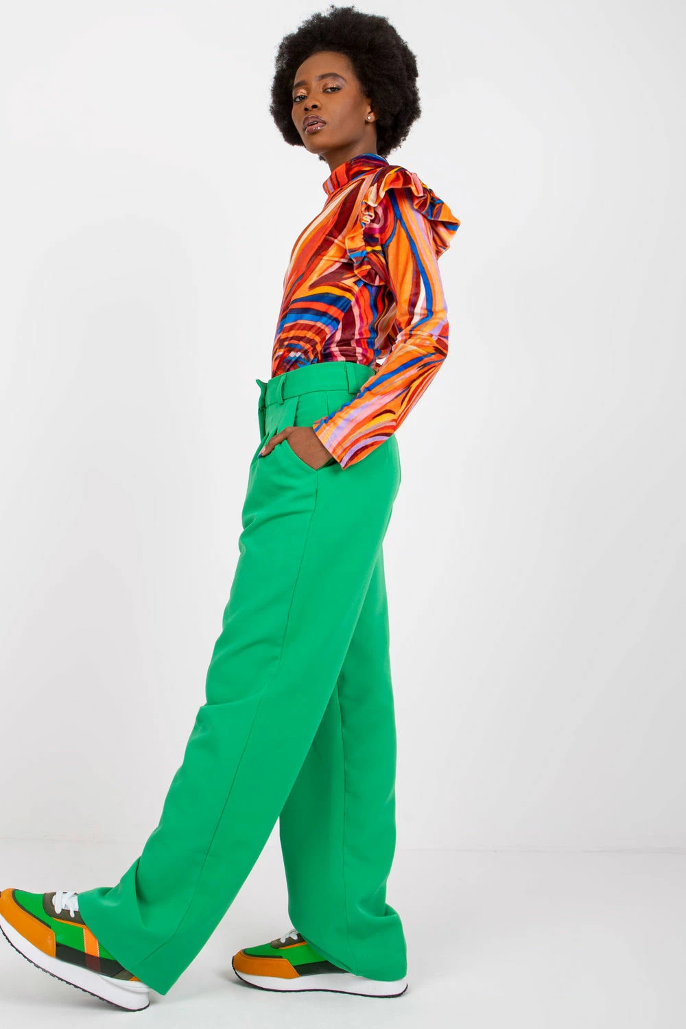 Bluza iz žameta z visokim ovratnikom in volanom Italy Moda 162593, oranžna