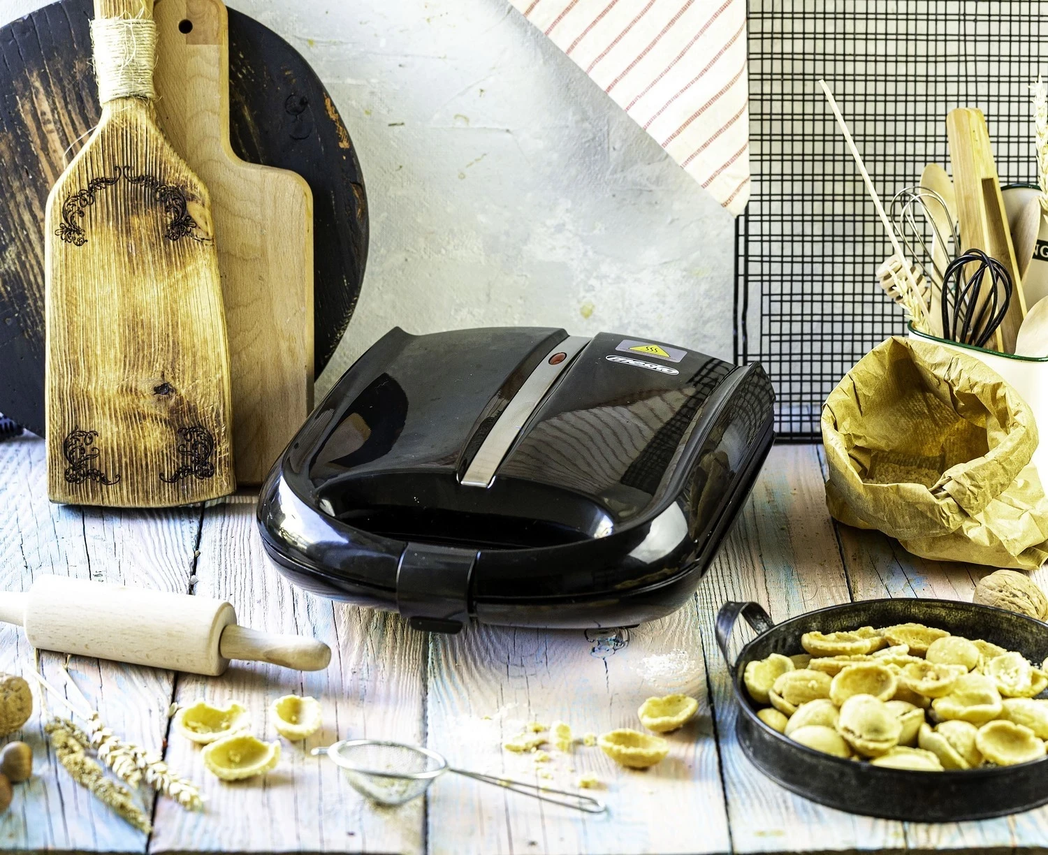 Naprava za polovice kikirikija Mesko MS 3041, 1400 W, plastična, črna