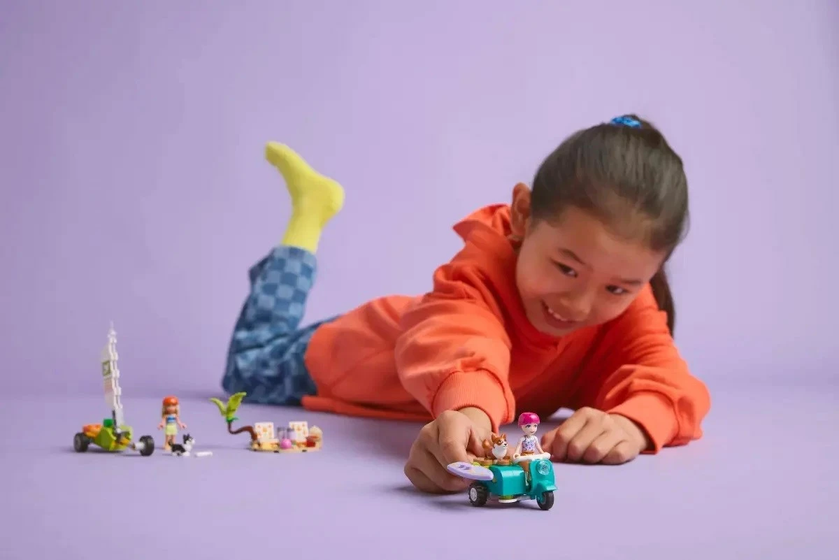 Set s psi na surfu in skuterjem, LEGO Friends 42641