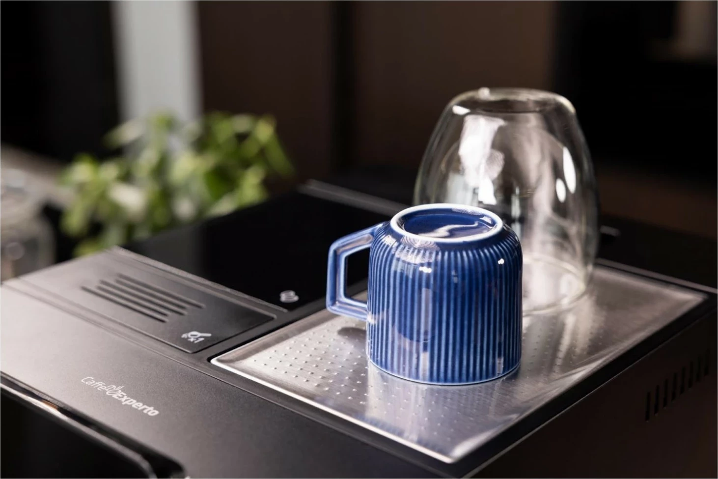 Avtomatski kavni aparat Beko CaffeExperto CEG7302B, črn