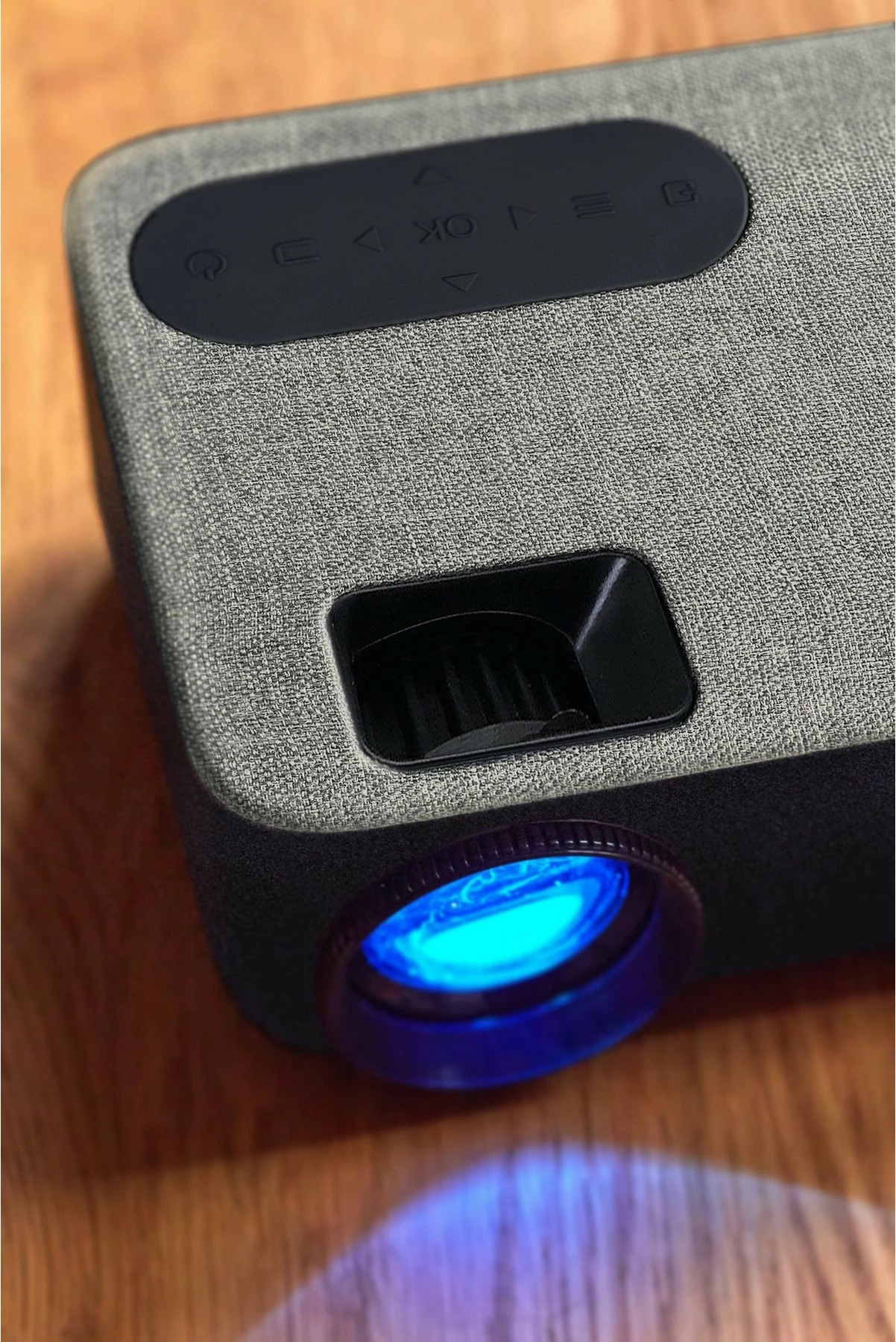 Projektor Full HD Lenco LPJ-700BKGY, Bluetooth, 2x HDMI, MicroSD, črn Projektor Full HD Lenco LPJ-700BKGY, Bluetooth, 2x HDMI, MicroSD, črn