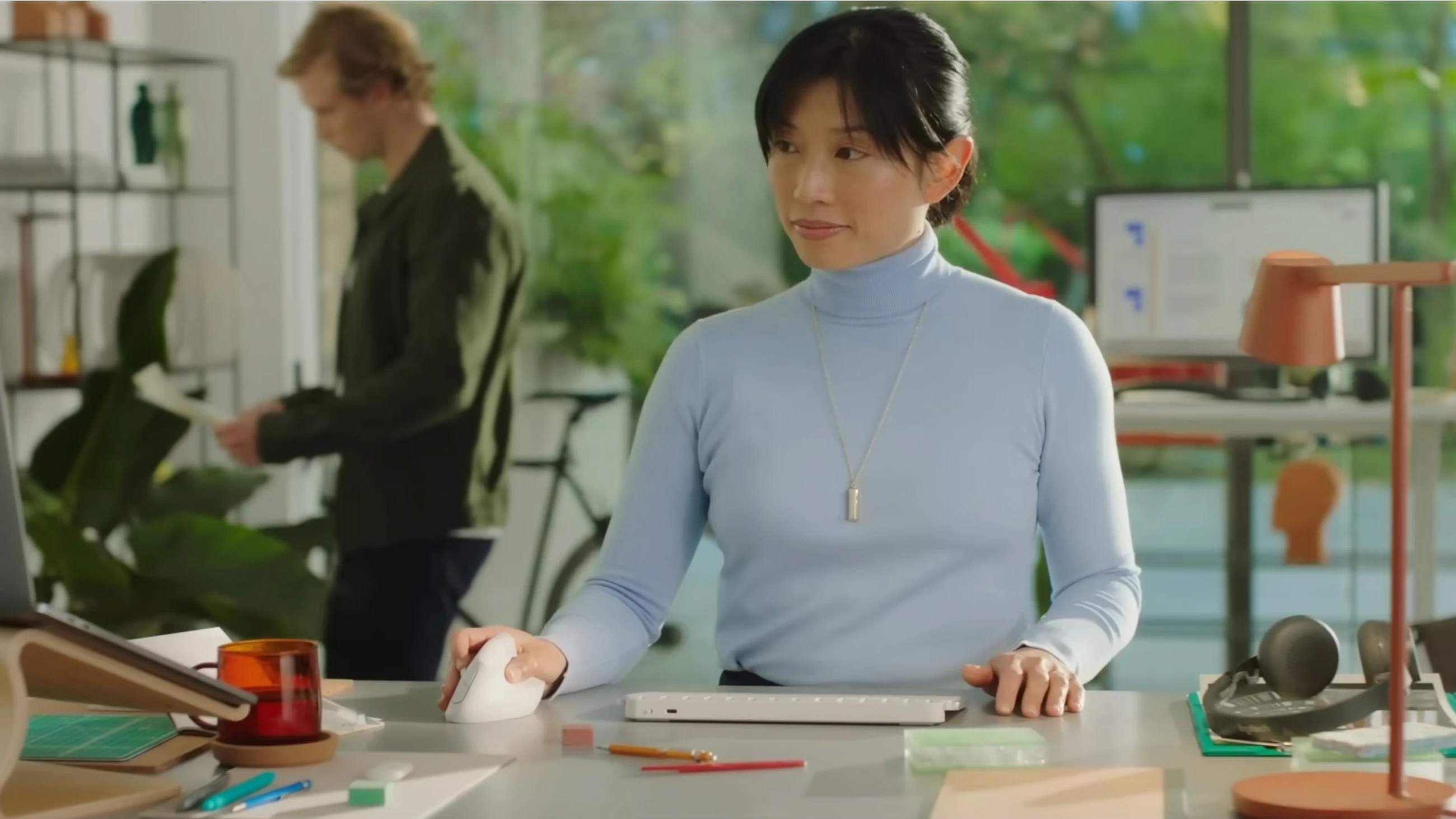 Vertikalna ergonomska miška Lift, RF Wireless + Bluetooth, 4000 DPI, Grafit (Logitech)