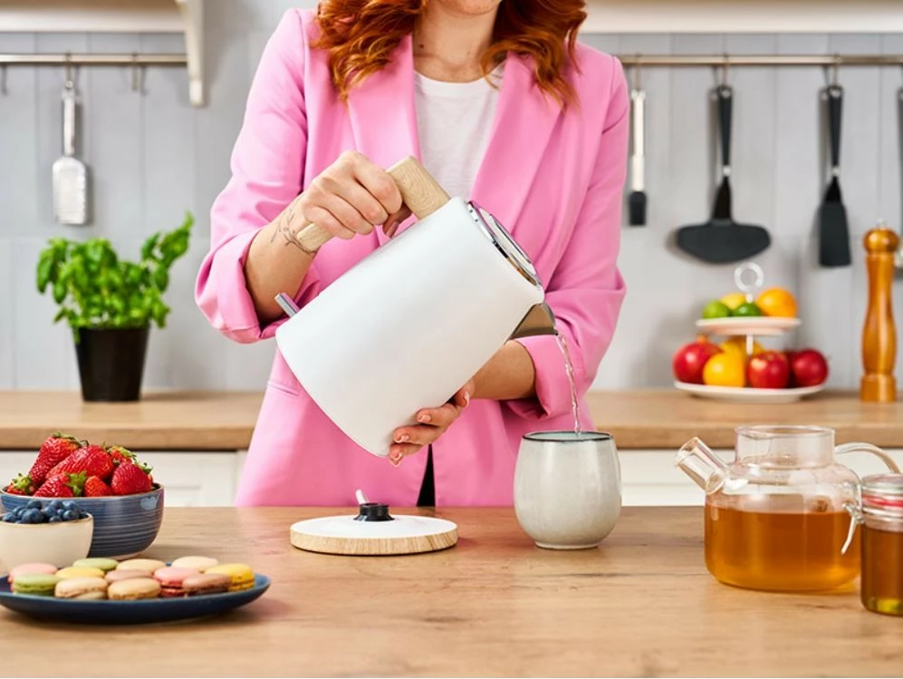 Električni čajnik 1,7 L, bel z lesenimi detajli, Lafe Scandi Pro