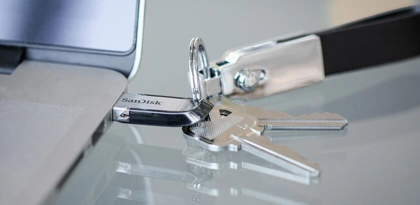 USB ključek SanDisk Ultra Flair 512 GB, srebrn