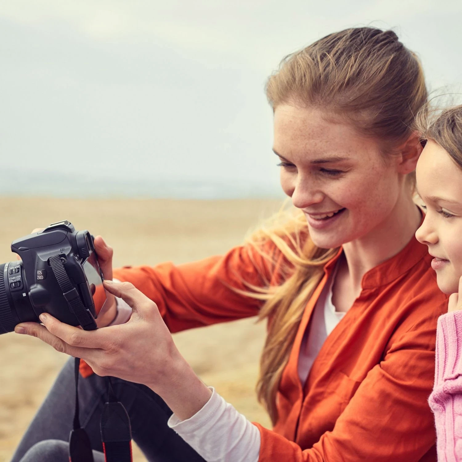 Digitalni fotoaparat Canon EOS 250D + 18-55mm DC III, črn