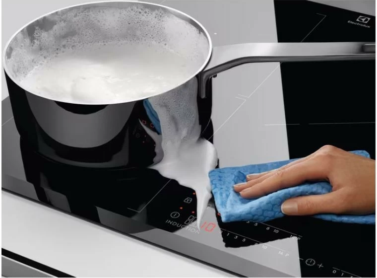 Plinska kuhalna plošča z 4 kuhališči Electrolux EGG6426SK, črn stekleni zgornji del