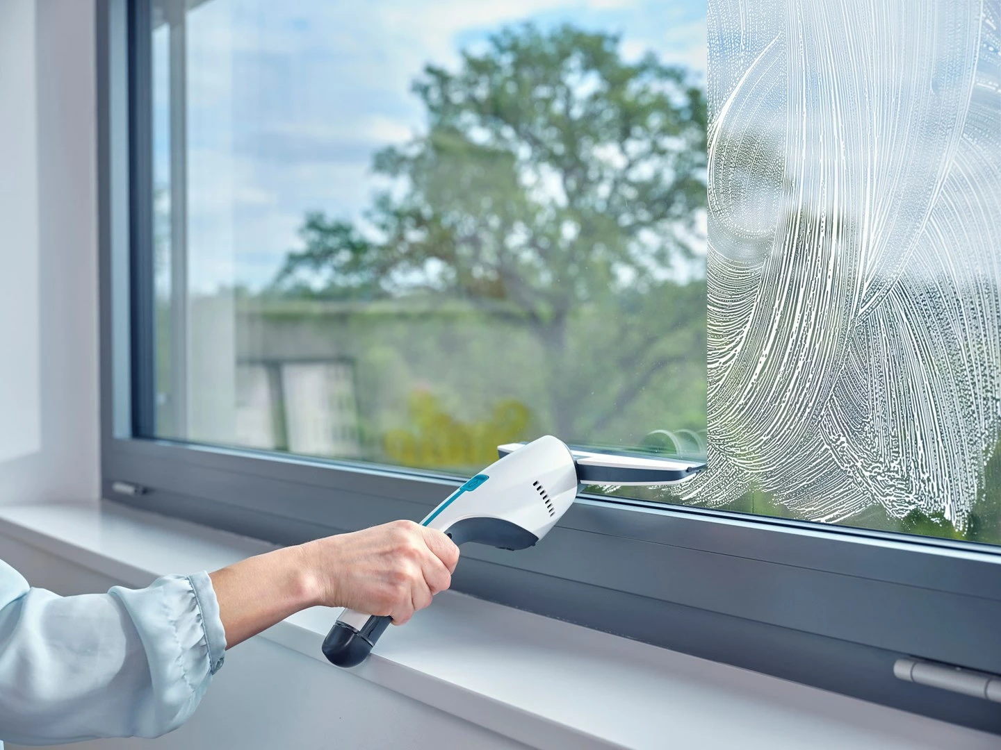 Električni čistilec oken LEIFHEIT 51035, 45 min, črn/moder/bel Električni čistilec oken LEIFHEIT 51035, 45 min, črn/moder/bel