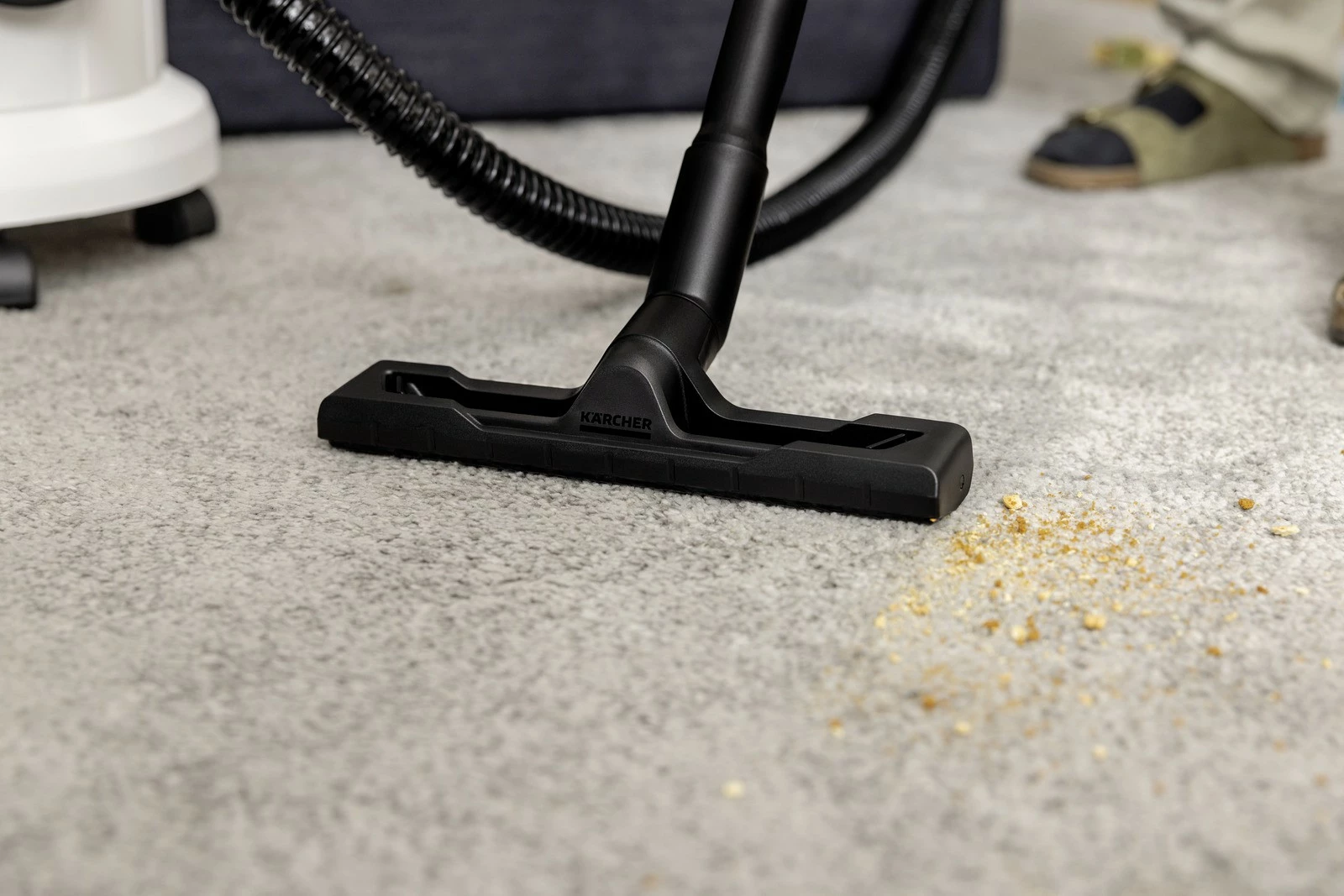 Pometalnik za mokro in suho čiščenje Karcher SE 4, 4L, 1000W, črno/bel, z dodatki