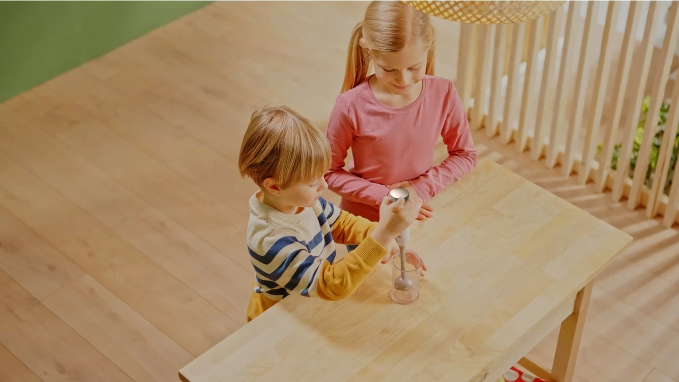 Igrača blender s merilno posodo 250 ml, na baterije, Klein (licenca Bosch) 9246, srebrna/bela