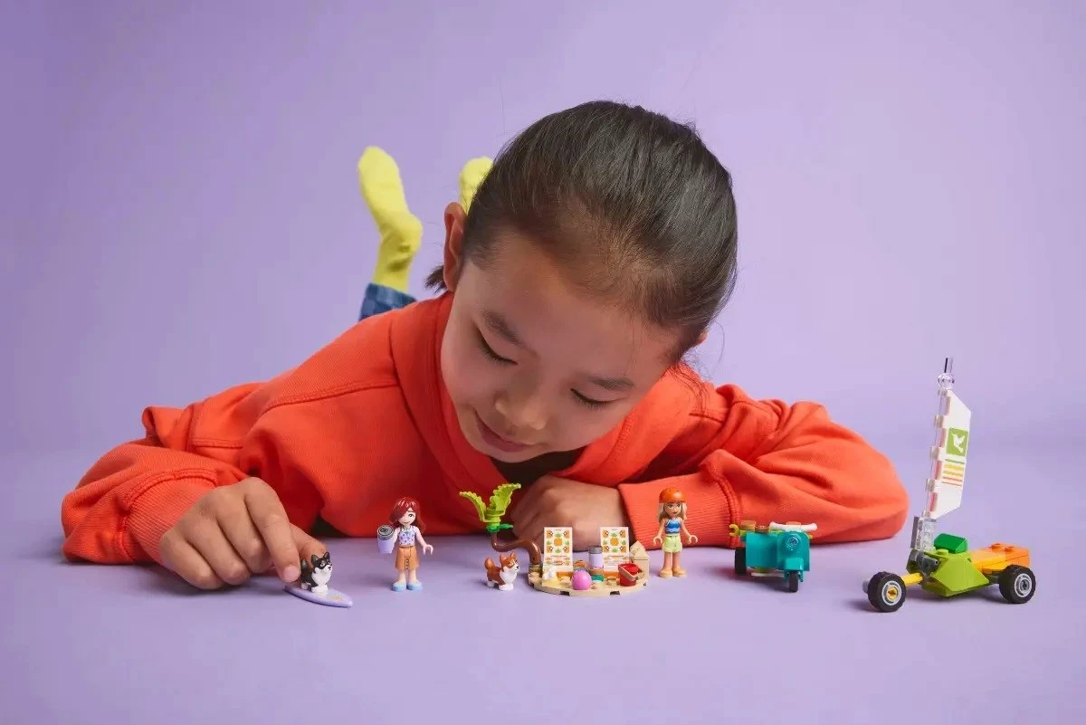 Set s psi na surfu in skuterjem, LEGO Friends 42641