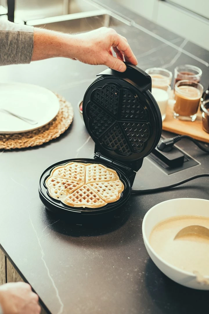 Aparat za vaflje Severin WA 2103, 4 vaflji, 1200 W, inox, črno/srebrn Aparat za vaflje Severin WA 2103, 4 vaflji, 1200 W, inox, črno/srebrn