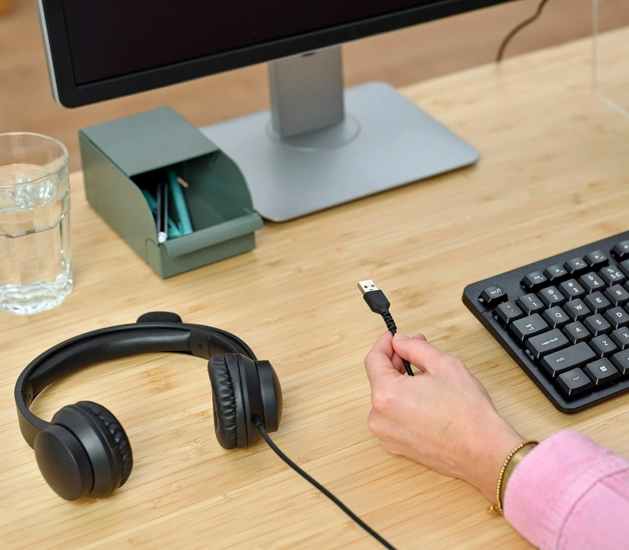 Slušalke z mikrofonom Trust HS-201, USB Type-A, črne