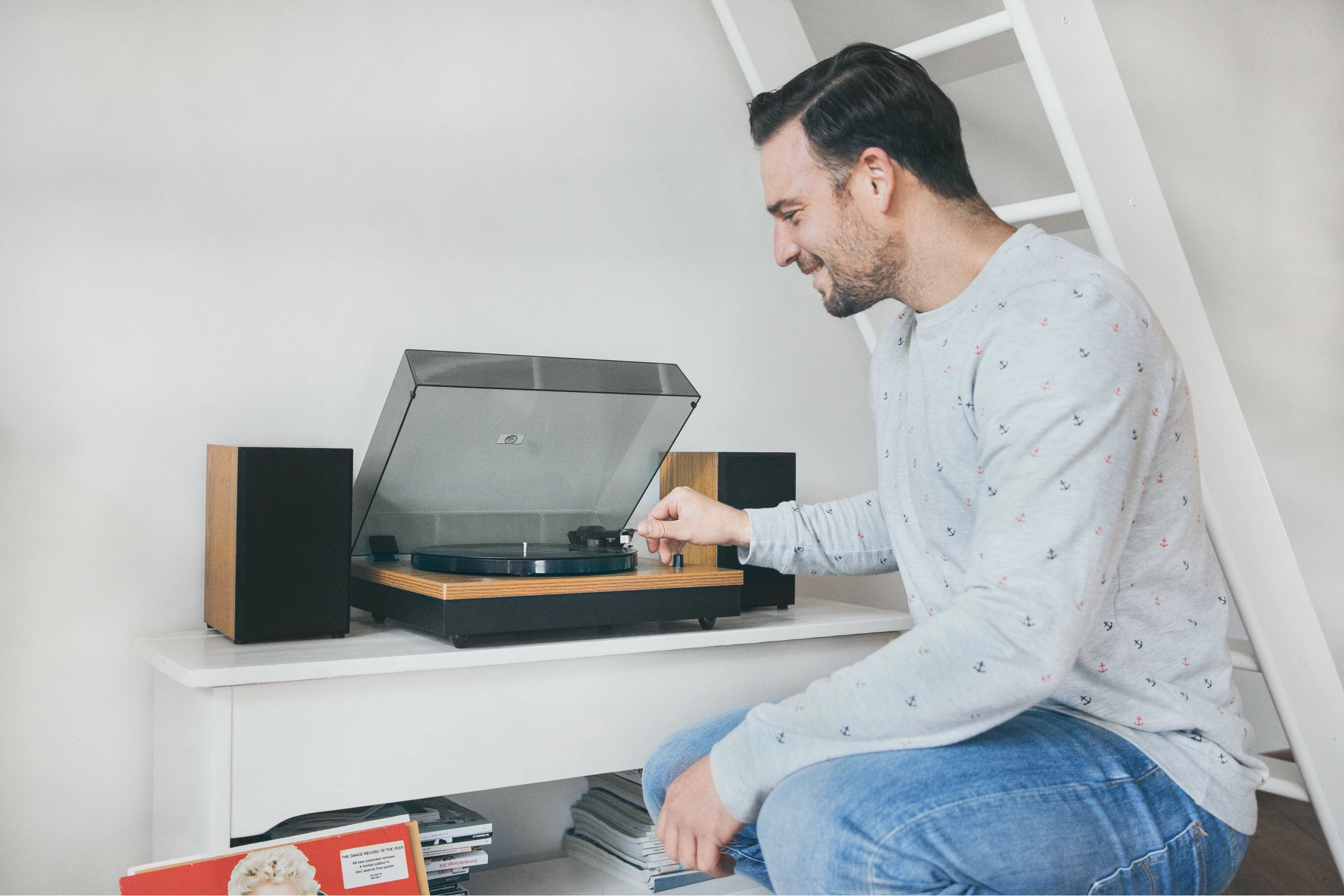 Gramofon Lenco LS-300, Bluetooth, 2 zvočnika, les/črn Gramofon Lenco LS-300, Bluetooth, 2 zvočnika, les/črn