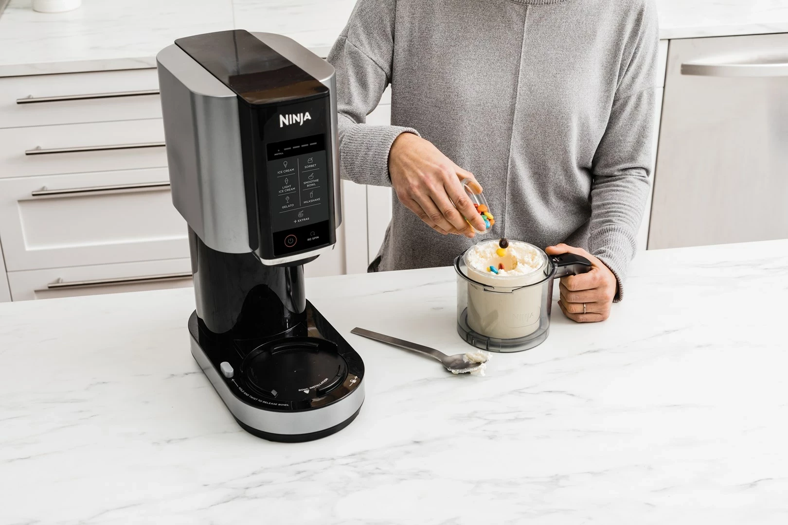 Aparat za sladoled Ninja NC300EU, 1,4 L, 800 W, črno in srebrno