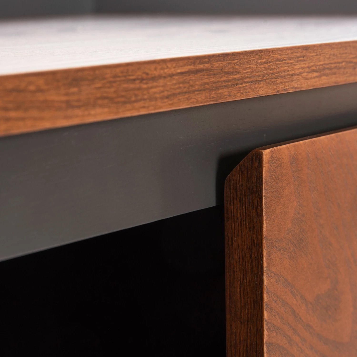 Bife BEEN FH9740 MDF v orehovem in temno sivem furnirju 170x43x83H cm