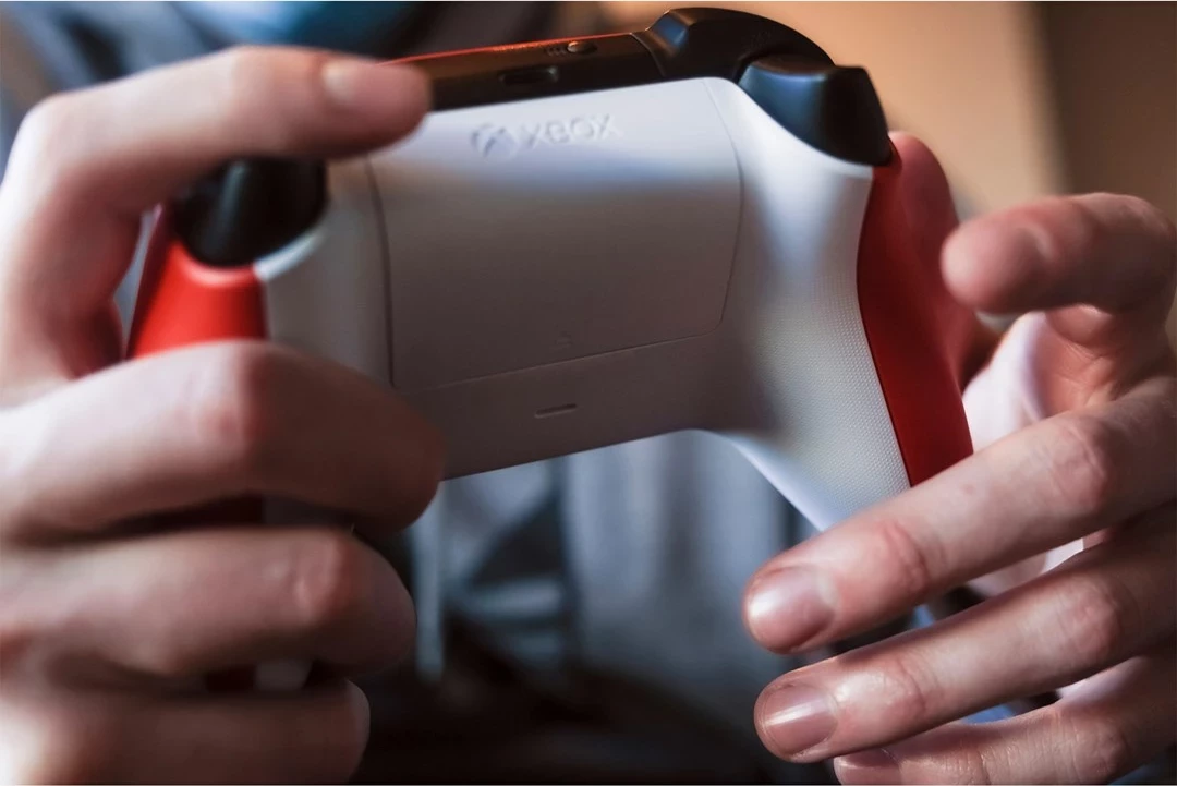 Brezzični igralni kontroler, Microsoft Xbox Wireless Controller QAU-00012, Bluetooth/USB, rdeč