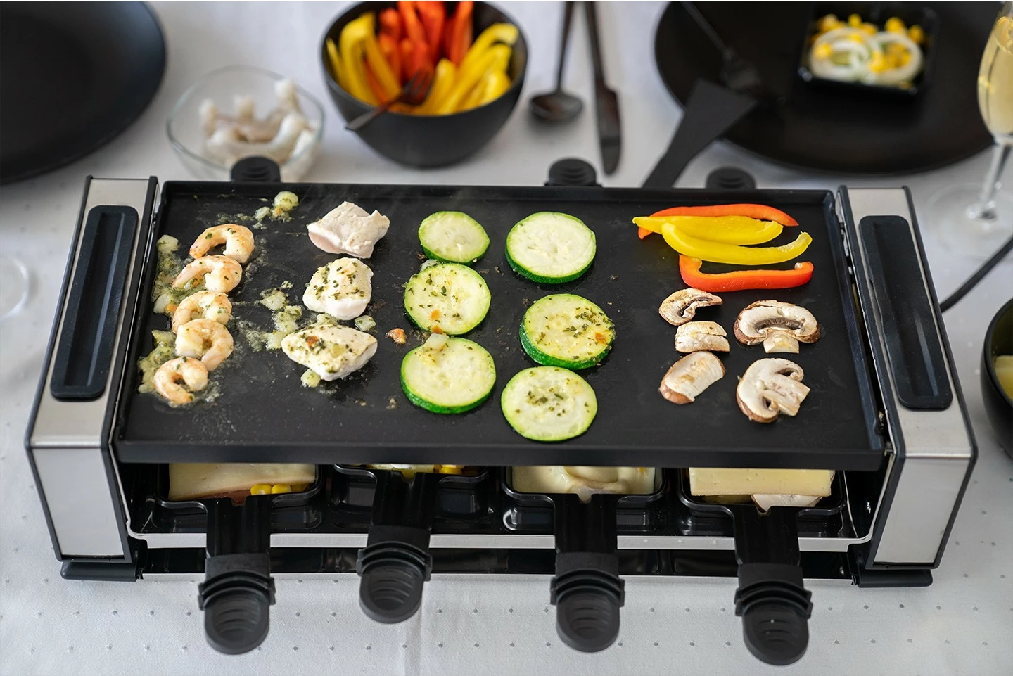 Grill raclette za 8 oseb UNOLD 48730, plastika, nerjaveče jeklo, črn Grill raclette za 8 oseb UNOLD 48730, plastika, nerjaveče jeklo, črn