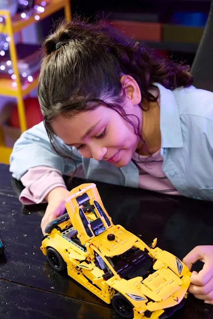 Detajni model Chevrolet Corvette Stingray, 732 kosov, rumen - Lego Technic 42205