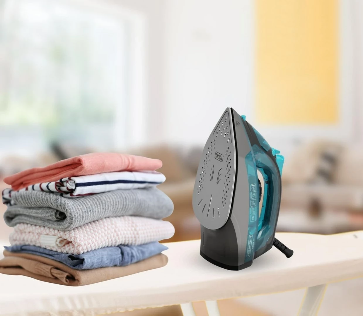 Parni likalnik BLACK+DECKER BXIR2201E, 2200 W, inox, črn