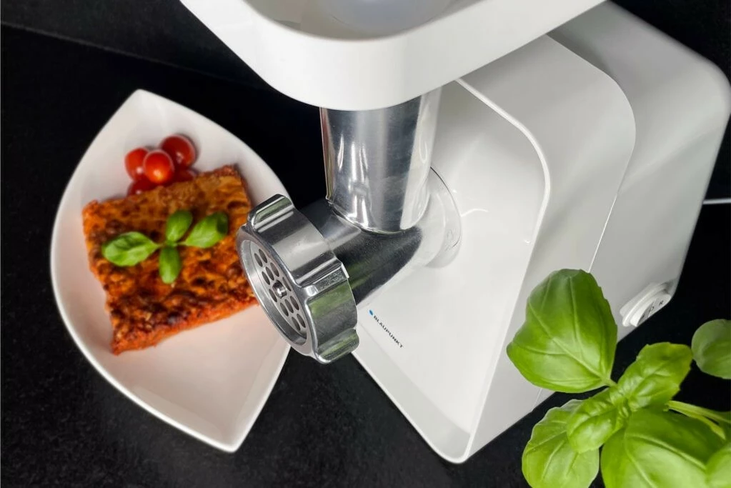 Mlinček za meso Blaupunkt FMM301, 1300 W, bel, s 3 rešetkami