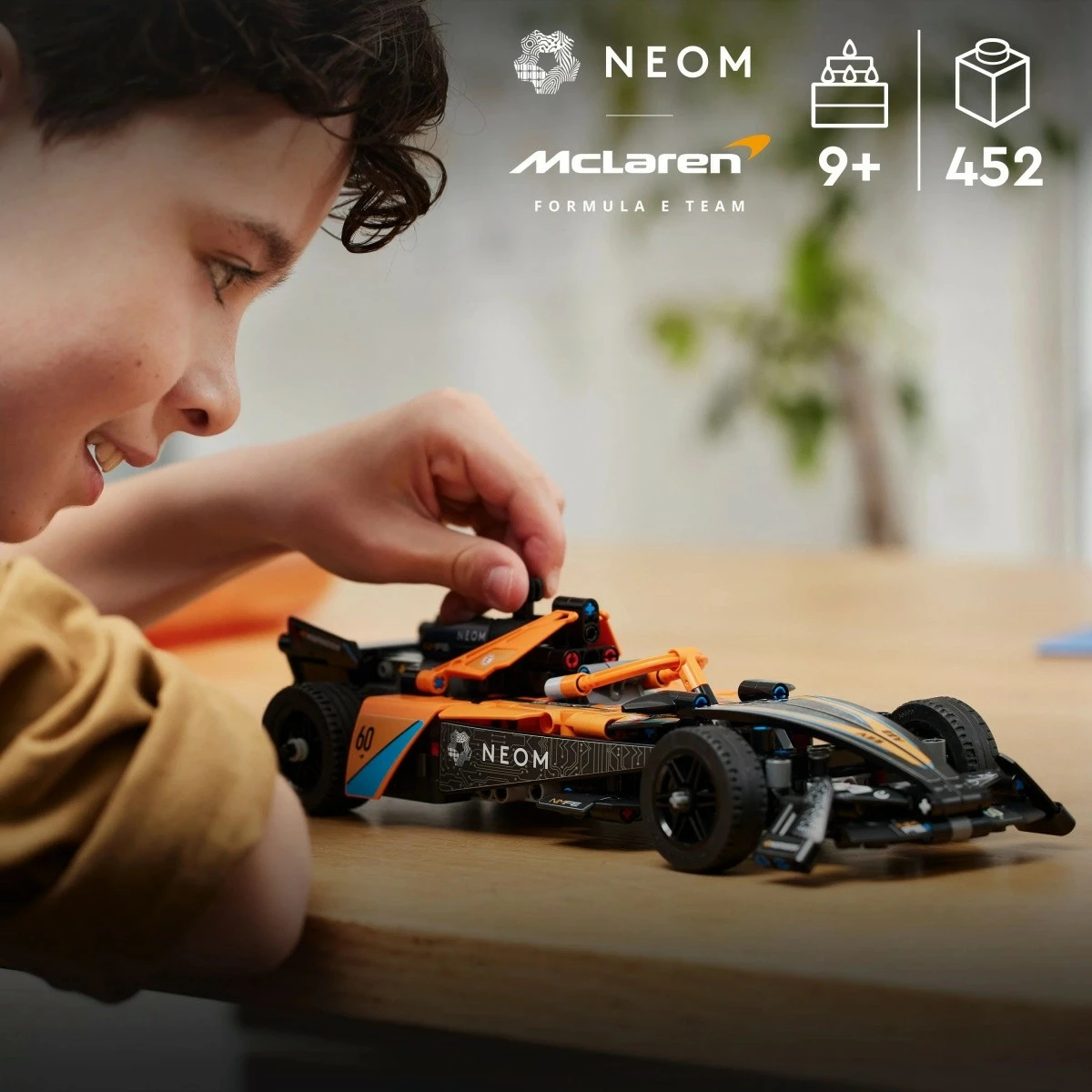 Dirkalnik NEOM McLaren Formula E, LEGO Technic 42169, 452 kosov, pull-back, za otroke 9+, oranžno/črn